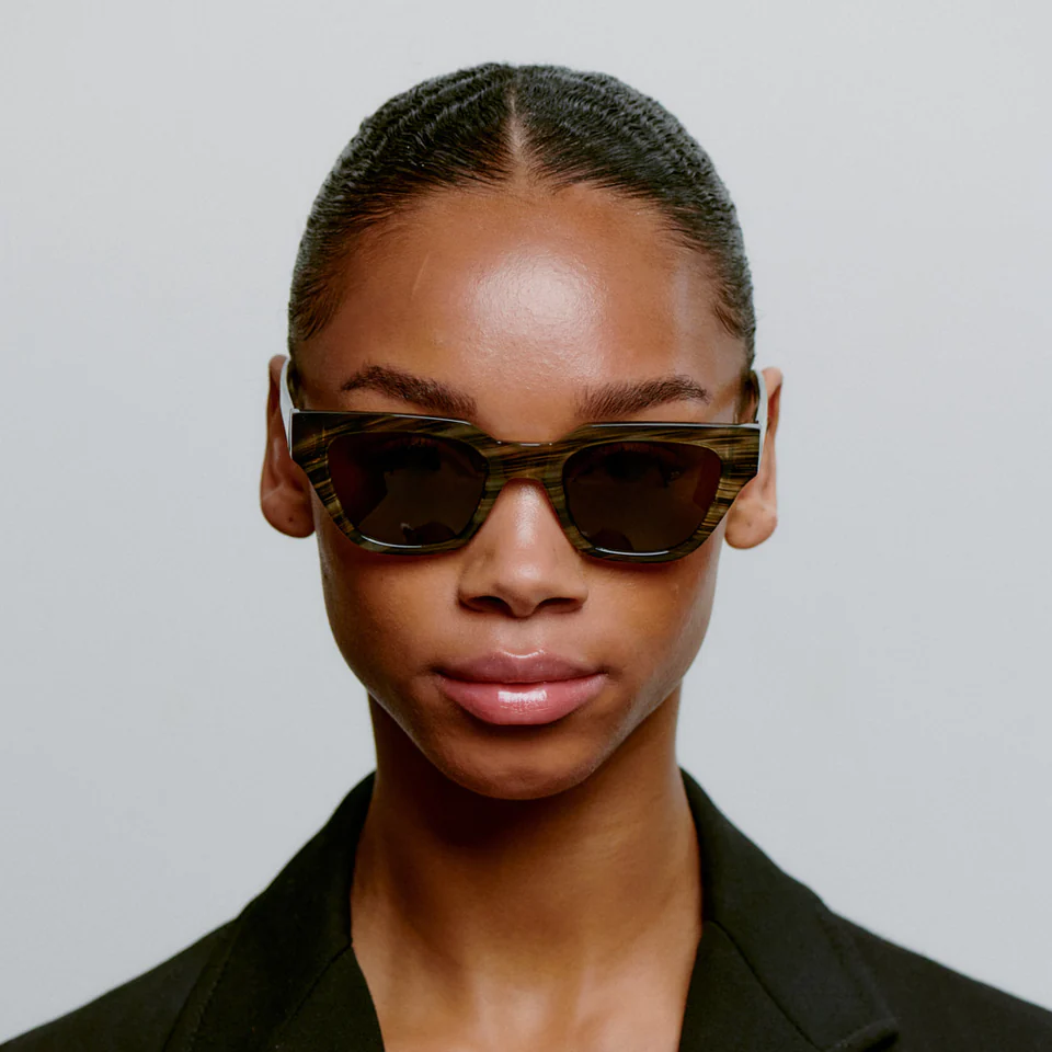 A. Kjærbede Kaws Solbrille, Horn